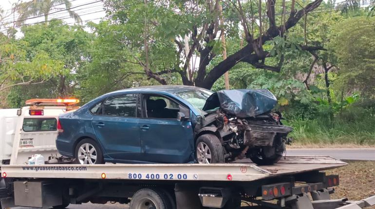 Fallece conductor al chocar con árbol en la colonia Casa Blanca 