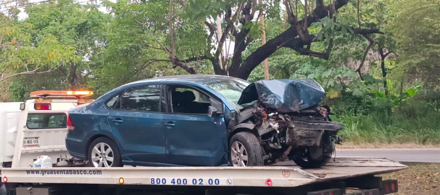 Fallece conductor al chocar con árbol en la colonia Casa Blanca 