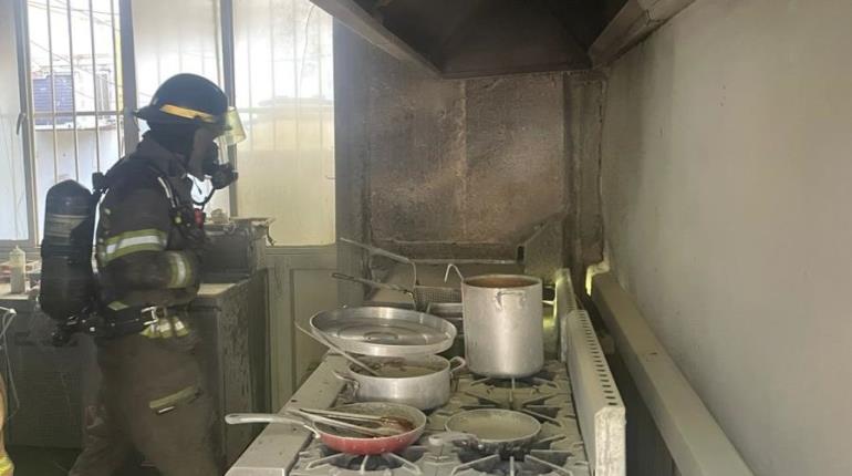 Evacúan a más de 2 mil 500 personas por incendio en cafetería de Universidad de Sonora