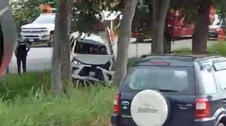 Camioneta de transporte de personal choca contra árbol en la Villahermosa-Cárdenas; resultan ilesos