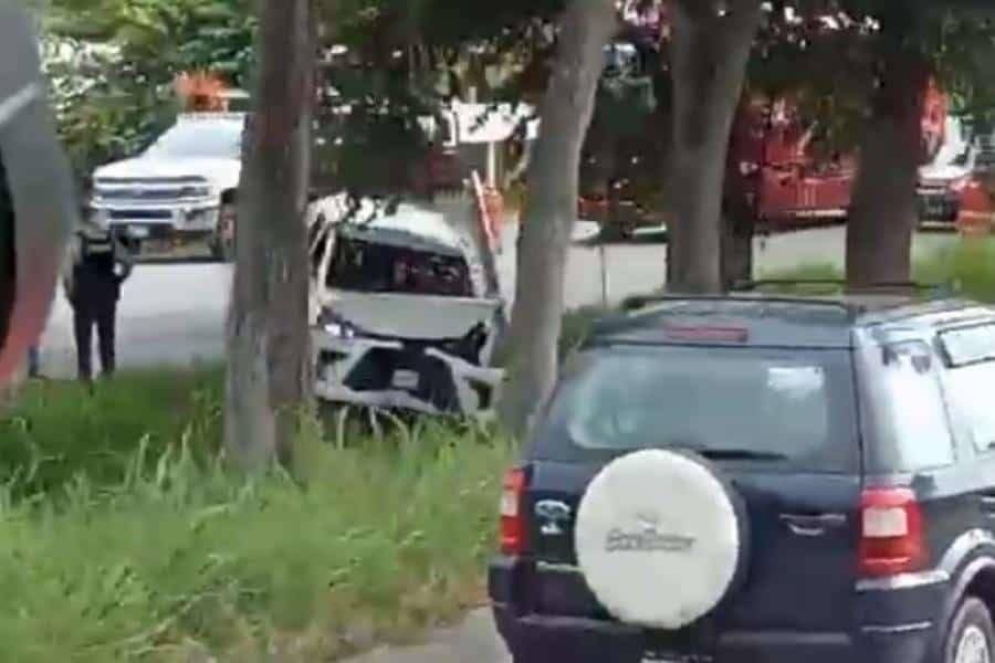 Camioneta de transporte de personal choca contra árbol en la Villahermosa-Cárdenas; resultan ilesos