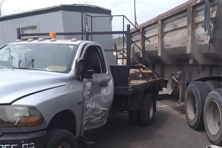 Choque entre góndola y camioneta generan caos vial en la zona de "Loma de Caballo"