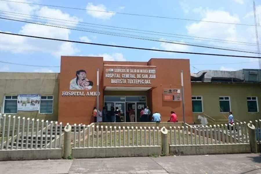 Indígena da a luz en baño de hospital de Oaxaca; acusan negligencia