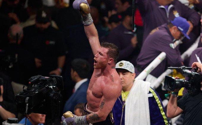 Canelo sin nocaut vence a Charlo y conserva cinturones de peso Supermediano 