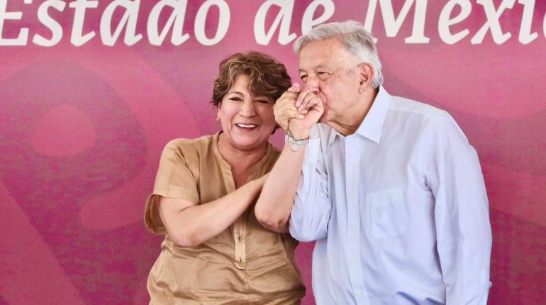 AMLO besa mano a Delfina Gómez tras polémica con alcaldesa de Tecámac