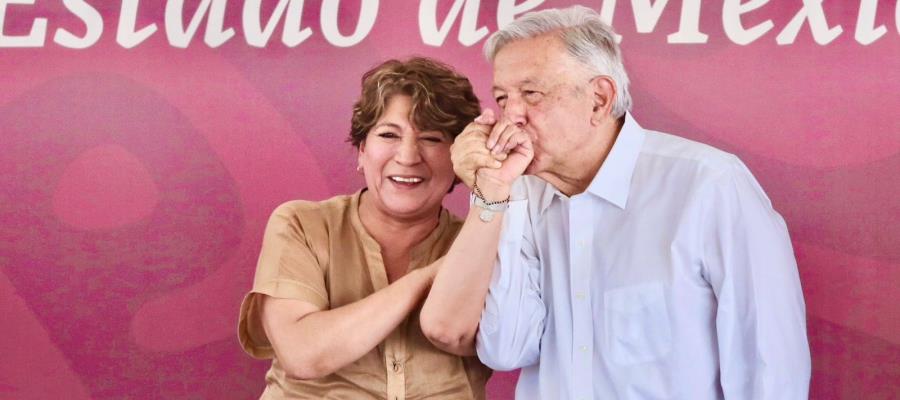 AMLO besa mano a Delfina Gómez tras polémica con alcaldesa de Tecámac