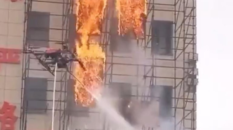 En China realizan ejercicio para extinguir incendio utilizando drones