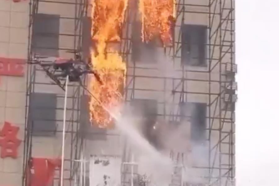 En China realizan ejercicio para extinguir incendio utilizando drones