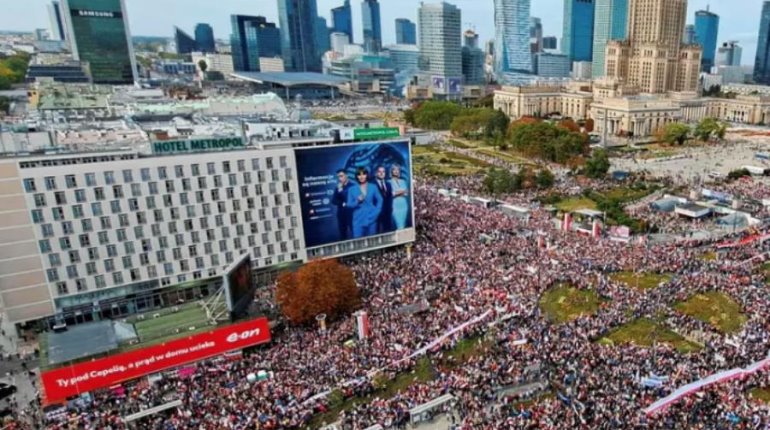 En Polonia, marchan casi un millón de personas contra el gobierno