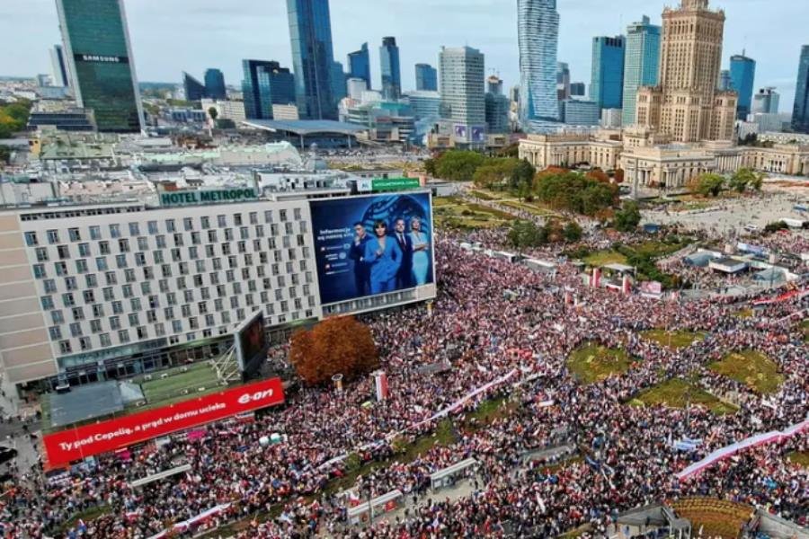 En Polonia, marchan casi un millón de personas contra el gobierno