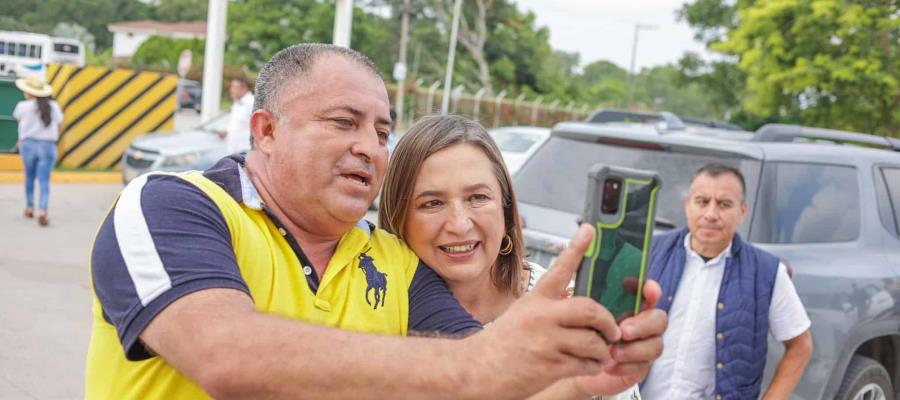 Abuchean a Xóchitl en parada que hizo en trayecto a Comalcalco