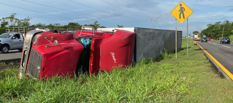 Se queda dormido al volante; tráiler vuelca en la Cárdenas-Villahermosa