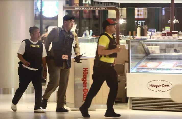 Adolescente armado mata a cuatro personas en centro comercial de Bangkok 