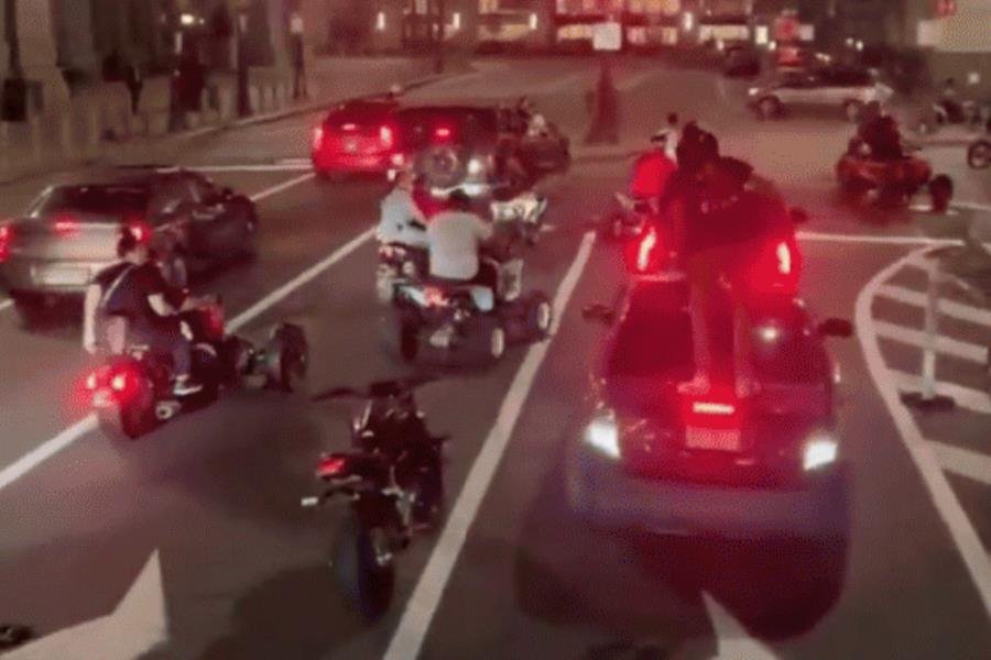 Motociclistas arman caos en Filadelfia; uno de ellos ataca vehículo donde viajaba una madre e hijos