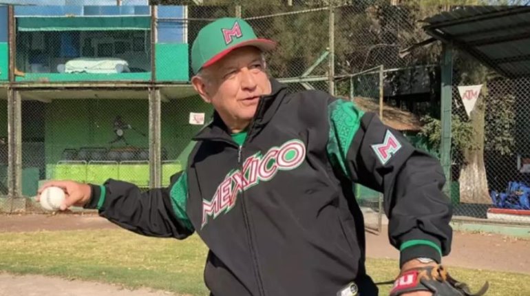 Dice AMLO que pudo jugar en Grandes Ligas, pero se torció un dedo de joven