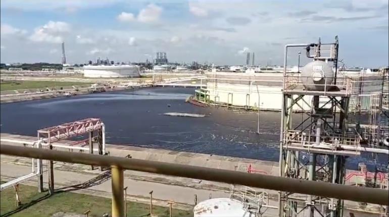 Denuncian presunto derrame de crudo en refinería de Dos Bocas