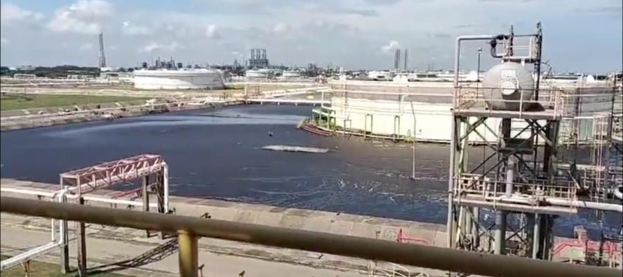 Denuncian presunto derrame de crudo en refinería de Dos Bocas