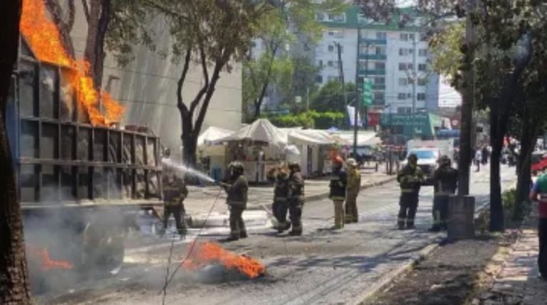 Fuego en CDMX: Explota camión con cilindros de gas LP y arde unidad de Metrobús