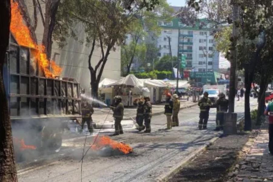 Fuego en CDMX: Explota camión con cilindros de gas LP y arde unidad de Metrobús