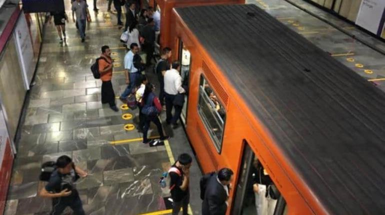 Detienen a sujeto por lanzar a 2 policías a vías del Metro de CDMX