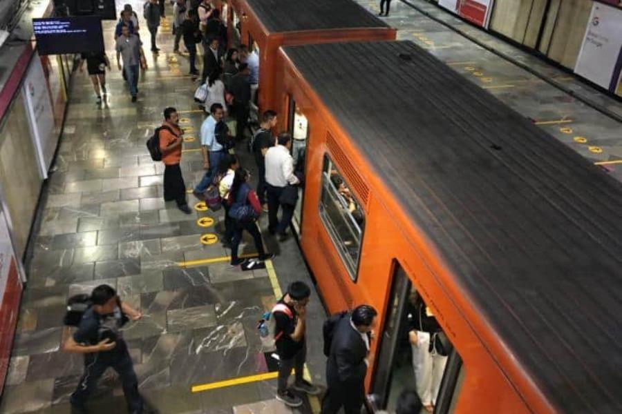 Detienen a sujeto por lanzar a 2 policías a vías del Metro de CDMX