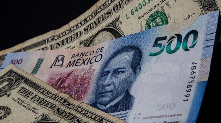 Peso mexicano retrocede frente al dólar; es su mayor pérdida semanal desde 2021