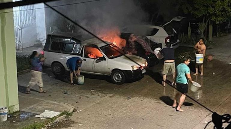 Queman 3 autos en Cárdenas y dejan mensaje amenazante 