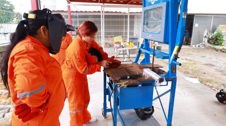 Mujeres de Centro concluyen taller de corte industrial