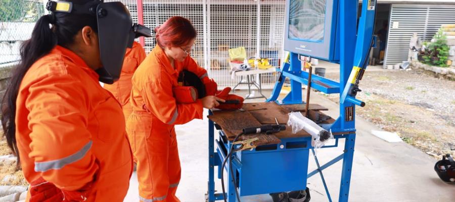 Mujeres de Centro concluyen taller de corte industrial