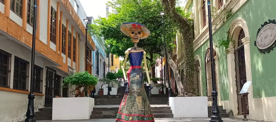 Instalan catrinas monumentales en el Barrio Mágico de Villahermosa