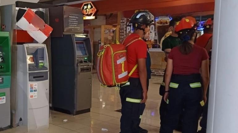 Niño cae de segundo piso en plaza comercial de Monterrey