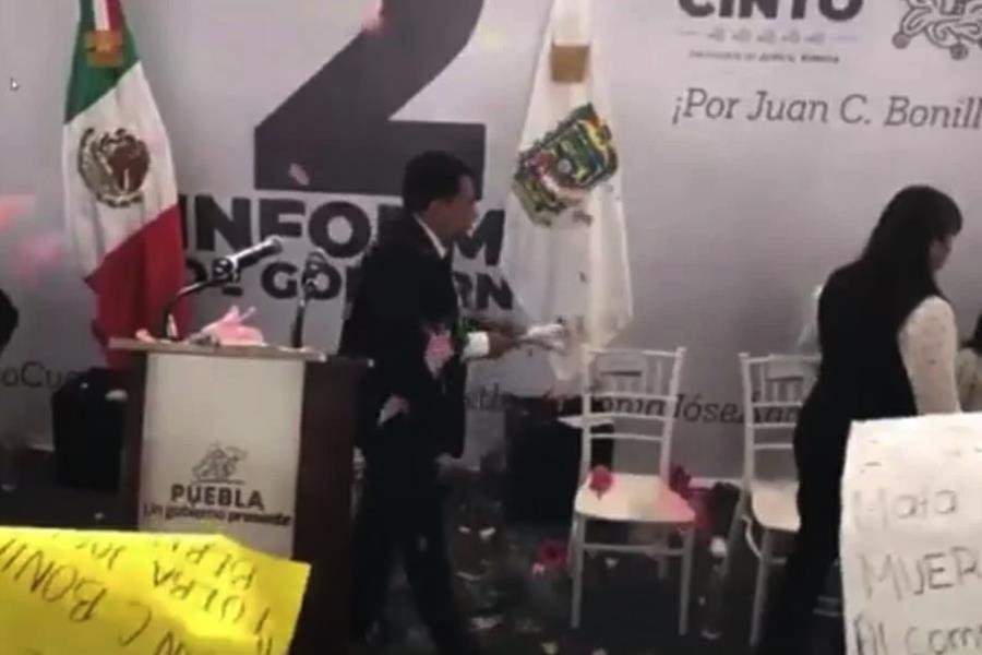 ¡A florazos! Corren a alcalde de Juan C. Bonilla, Puebla en su informe de labores