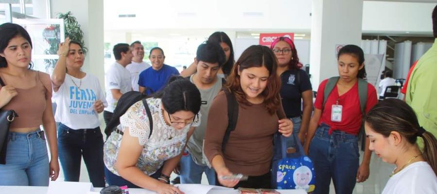 Universitarios buscan insertarse en campo laboral en Feria del empleo