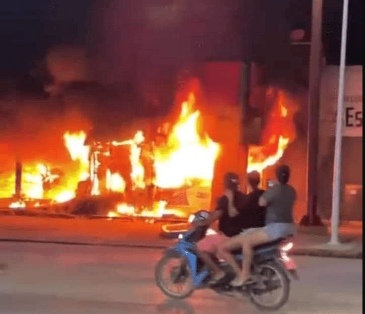 Se quema tienda Oxxo y dos vehículos en Macuspana; incendios pudieron ser provocados