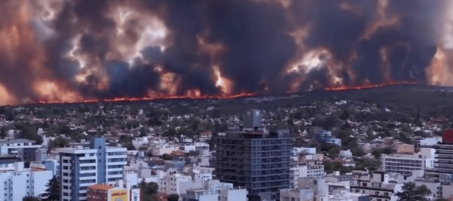 Evacuan a decenas de personas en Argentina por incendio forestal 