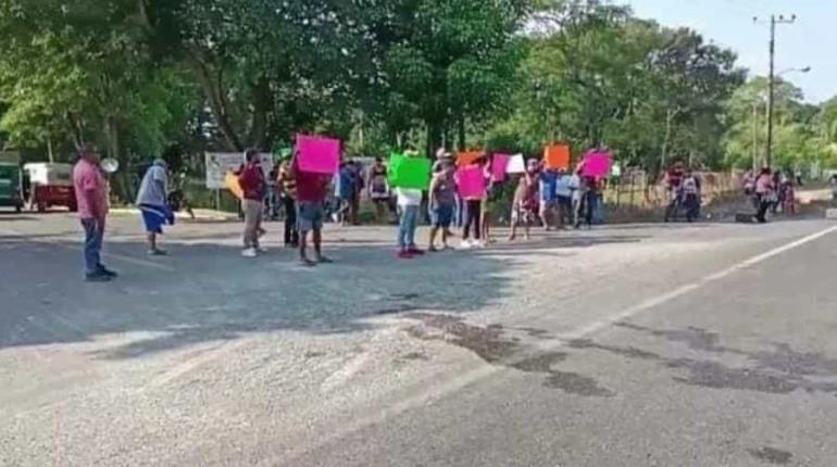 Pochimovilistas cierran la carretera Cárdenas – Comalcalco