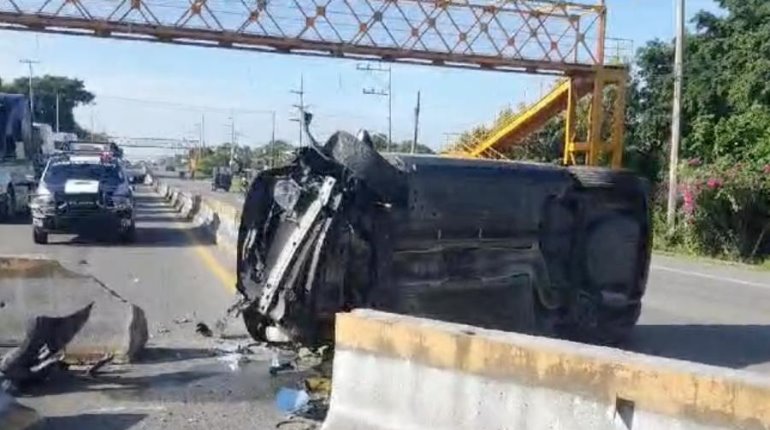 Automovilista choca contra combi y vuelca en la Frontera-Villahermosa