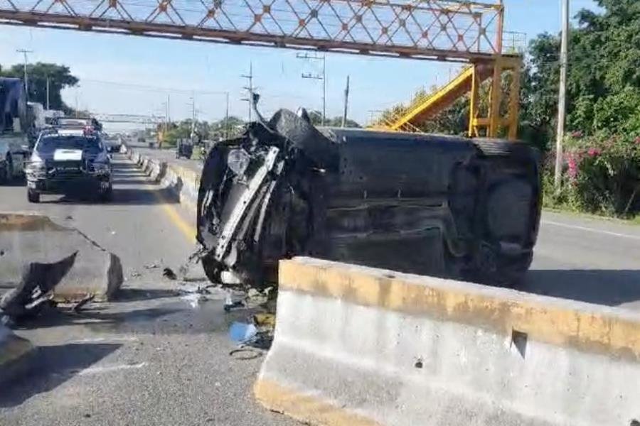 Automovilista choca contra combi y vuelca en la Frontera-Villahermosa