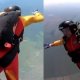 ¡Dramático rescate en el aire! Instructor de paracaidismo en Rusia salva a mujer de caer y morir