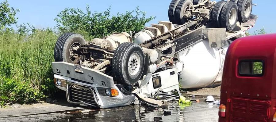 Revolvedora de concreto atropella a ciclista y vuelca en la Puerto Ceiba Bellote