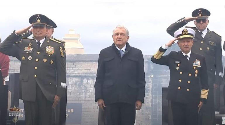 AMLO entrega reconocimiento a Cienfuegos