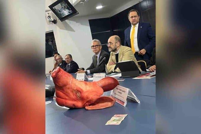 Lanzan cabeza de cerdo durante mesa de negociación entre UNAM y sindicato