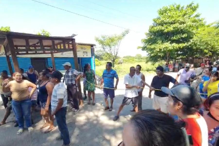 Ante bloqueos al transporte, usuarios protestan e impiden que pochis de Estanzuela presten servicio