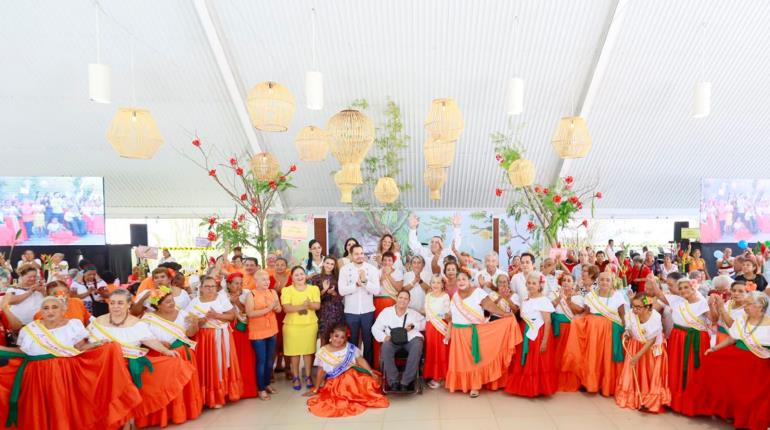 Celebra Centro Día del Adulto Mayor con elección de la Flor del Framboyán