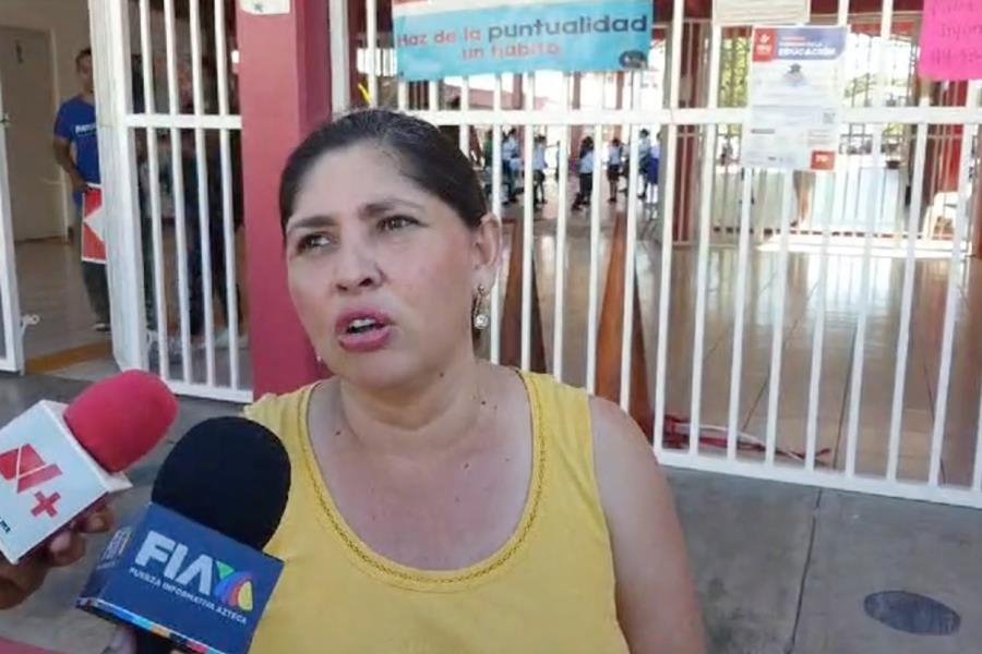 Protestan padres de familia en primaria de Petrolera