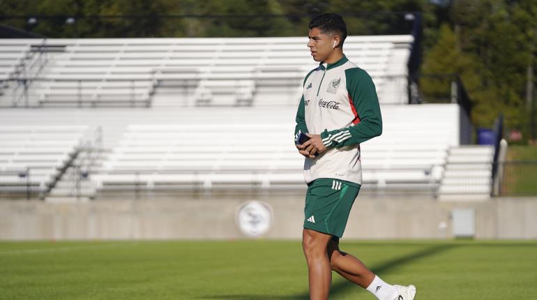 Víctor Guzmán causa baja de la Selección por lesión