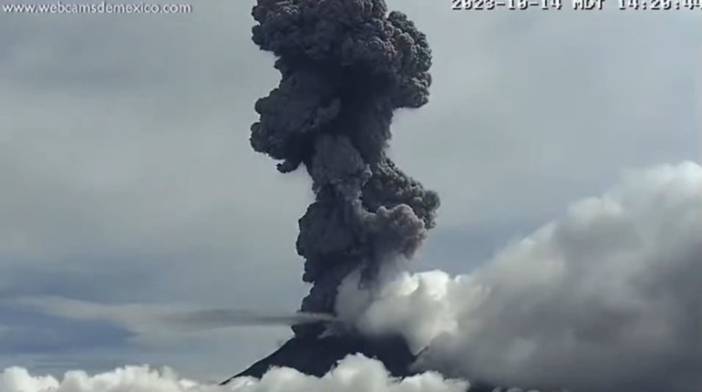 Popocatépetl registra alta actividad volcánica y lanza material incandescente