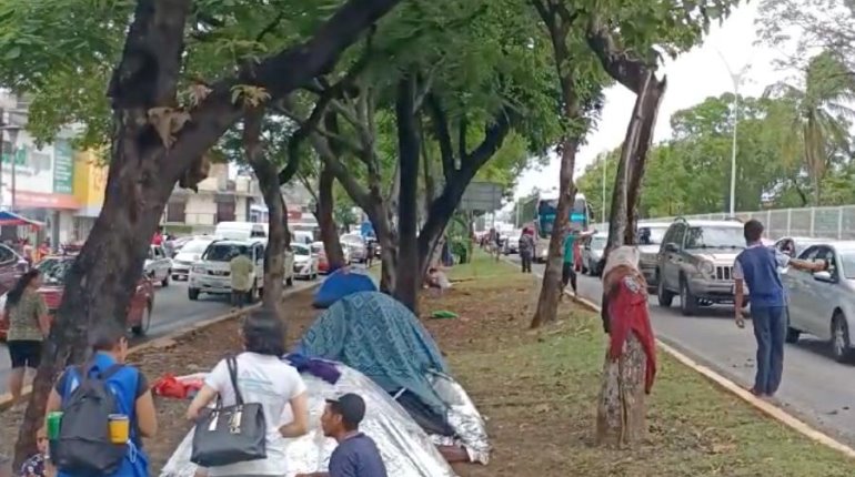 Instalan migrantes campamento improvisado en Ruiz Cortines