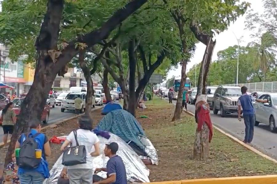 Instalan migrantes campamento improvisado en Ruiz Cortines