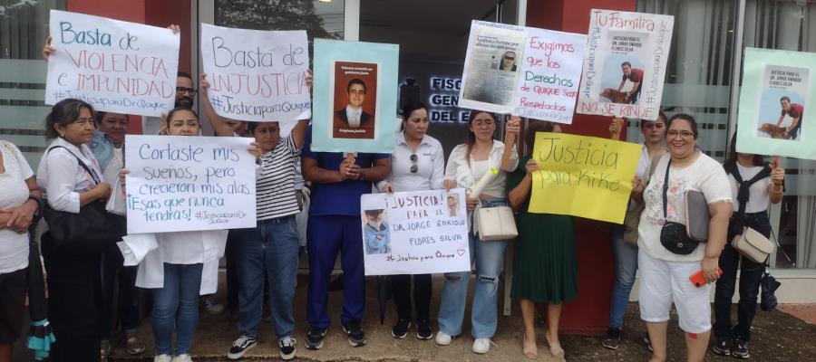 Muerte del doctor Enrique Flores fue homicidio, no suicidio, insisten familiares durante protesta en FGE